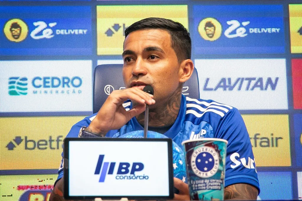 MG – BELO HORIZONTE – 03/01/2025 – CRUZEIRO APRESENTACAO DO JOGADOR DUDU –  durante sua apresentacao oficial como jogador do Dudu em coletiva de imprensa realizada no CT Toca II. Foto: Fernando Moreno/AGIF