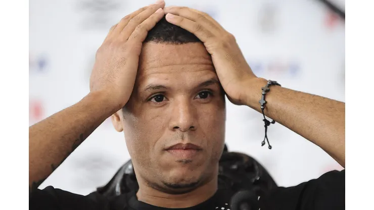 Luis Fabiano durante apresentação no Vasco em 2017.