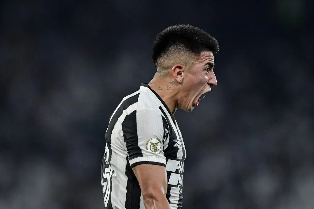 RJ – RIO DE JANEIRO – 14/09/2024 – BRASILEIRO A 2024, BOTAFOGO X CORINTHIANS – Almada jogador do Botafogo comemora gol durante partida contra o Corinthians no estadio Engenhao pelo campeonato Brasileiro A 2024. Foto: Thiago Ribeiro/AGIF