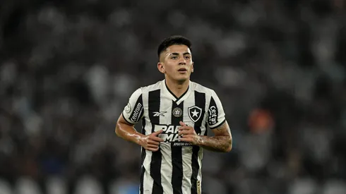 Almada jogador do Botafogo durante partida contra o Corinthians no estadio Engenhao pelo campeonato Brasileiro A 2024.