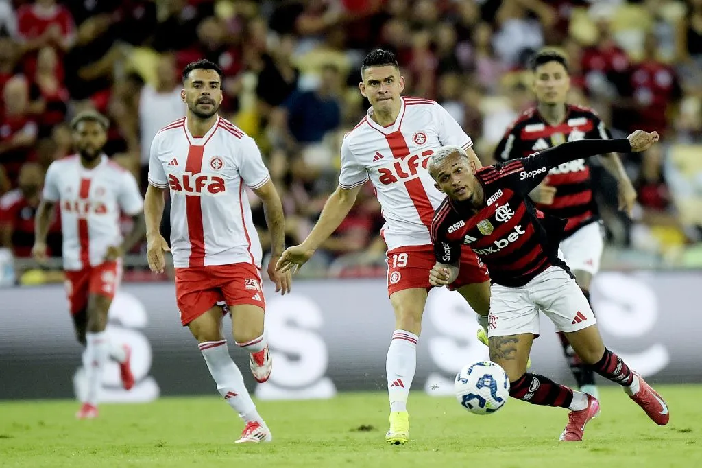 Wesley jogador do Flamengo disputa lance com Borre jogador do Internacional durante partida no estadio Maracana pelo campeonato Brasileiro A 2025. Foto: Alexandre Loureiro/AGIF