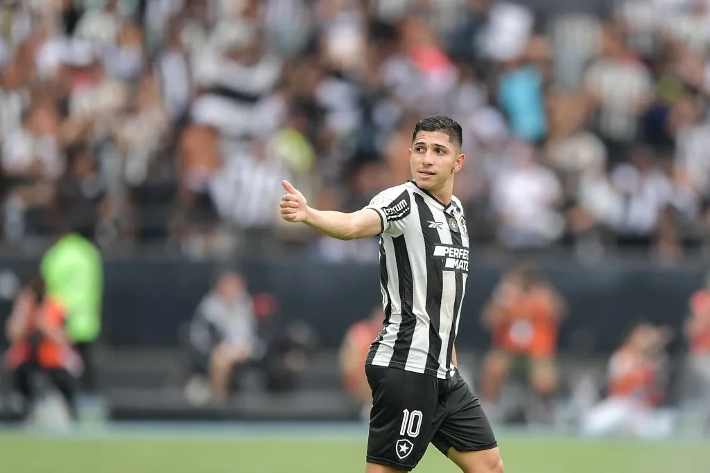 RJ – RIO DE JANEIRO – 08/12/2024 – BRASILEIRO A 2024, BOTAFOGO X SAO PAULO – Savarino jogador do Botafogo comemora seu gol durante partida contra o Sao Paulo no estadio Engenhao pelo campeonato Brasileiro A 2024. Foto: Thiago Ribeiro/AGIF