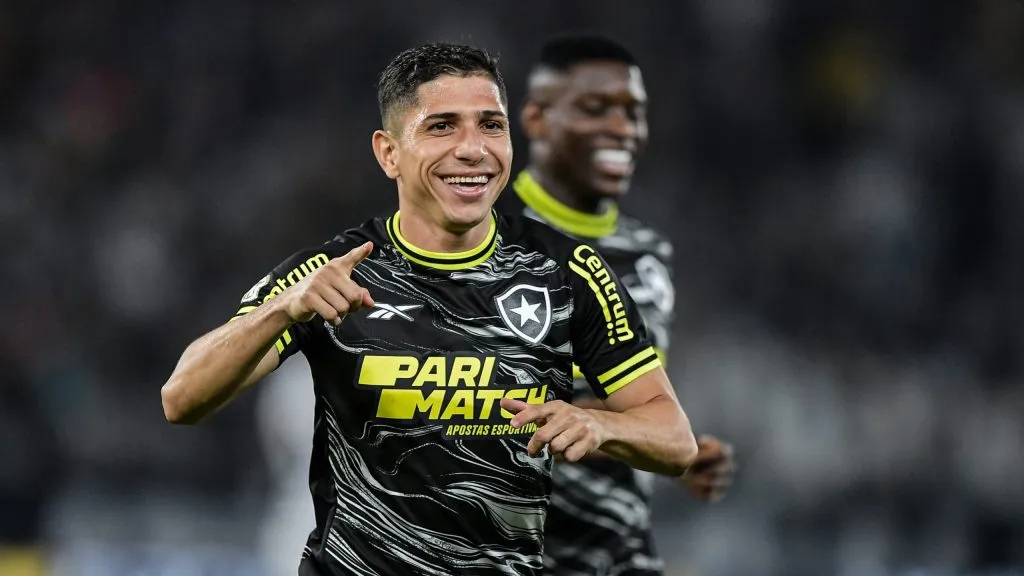 Savarino em partida pelo Botafogo. Foto: Thiago Ribeiro/AGIF