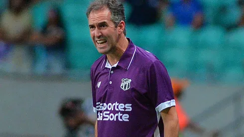 Léo Condé durante confronto contra o Bahia na Copa do Nordeste de 2025.