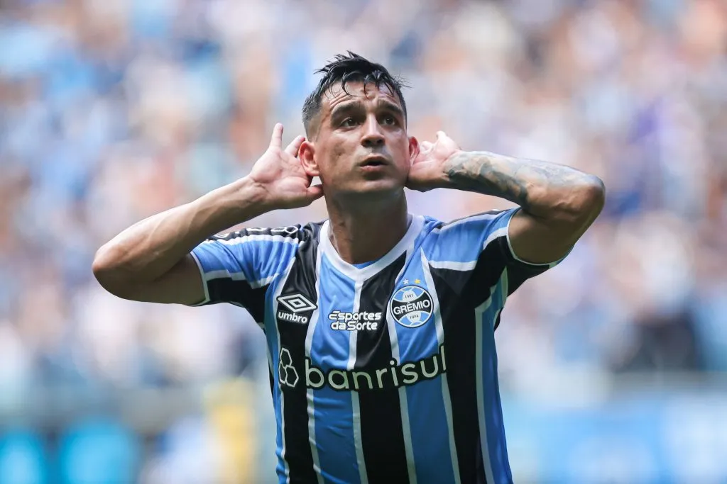 RS – PORTO ALEGRE – 01/12/2024 – BRASILEIRO A 2024, GREMIO X SAO PAULO – Cristaldo jogador do Gremio comemora seu gol durante partida contra o Sao Paulo no estadio Arena do Gremio pelo campeonato Brasileiro A 2024. Foto: Maxi Franzoi/AGIF