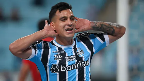Franco Cristaldo jogador do Gremio comemora seu gol durante partida contra o Athletico-PR no estadio Arena do Gremio pelo campeonato Brasileiro A 2024.