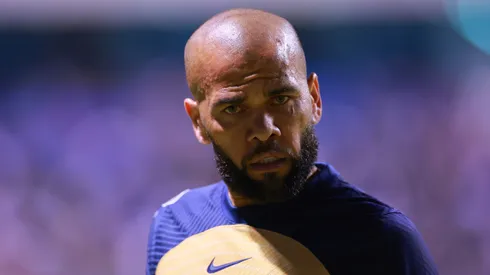 Dani Alves do Pumas reage durante a partida da 7ª rodada entre Puebla e Pumas UNAM como parte do Torneo Apertura 2022 Liga MX no Estádio Cuauhtemoc em 23 de setembro de 2022 em Puebla, México. (Foto de Hector Vivas/Getty Images)