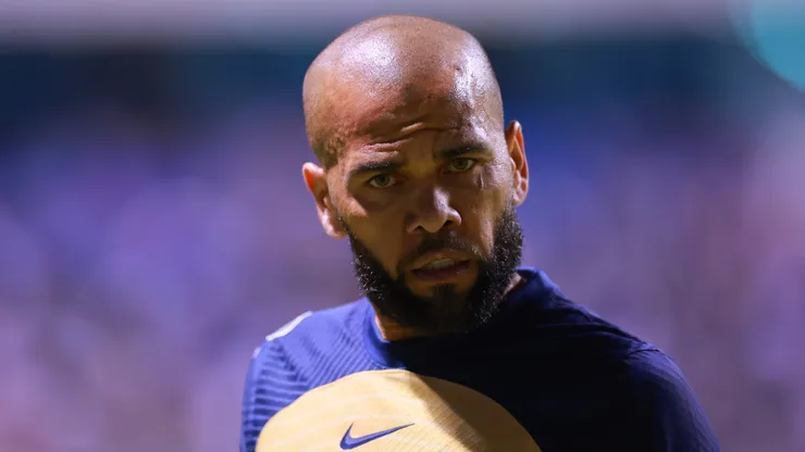 Dani Alves do Pumas reage durante a partida da 7ª rodada entre Puebla e Pumas UNAM como parte do Torneo Apertura 2022 Liga MX no Estádio Cuauhtemoc em 23 de setembro de 2022 em Puebla, México. (Foto de Hector Vivas/Getty Images)