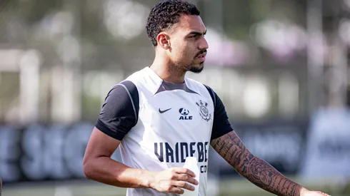 Matheuzinho jogador do Corinthians durante chegada do time para treino no Centro de Treinamento CT Joaquim Grava.