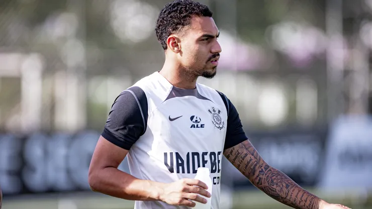 Matheuzinho jogador do Corinthians durante chegada do time para treino no Centro de Treinamento CT Joaquim Grava.