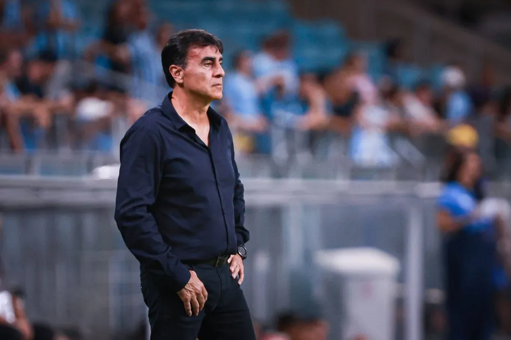 SP – PORTO ALEGRE – 29/03/2025 – BRASILEIRO A 2025, GREMIO X ATLETICO-MG – Gustavo Quinteros tecnico do Gremio durante partida contra o Atletico-MG no estadio Arena do Gremio pelo campeonato Brasileiro A 2025. Foto: Maxi Franzoi/AGIF