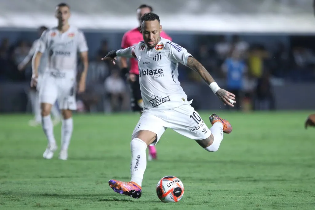 SP – SANTOS – 02/03/2025 – PAULISTA 2025, SANTOS X BRAGANTINO – Neymar jogador do Santos durante partida contra o Bragantino no estadio Vila Belmiro pelo campeonato Paulista 2025. Foto: Reinaldo Campos/AGIF