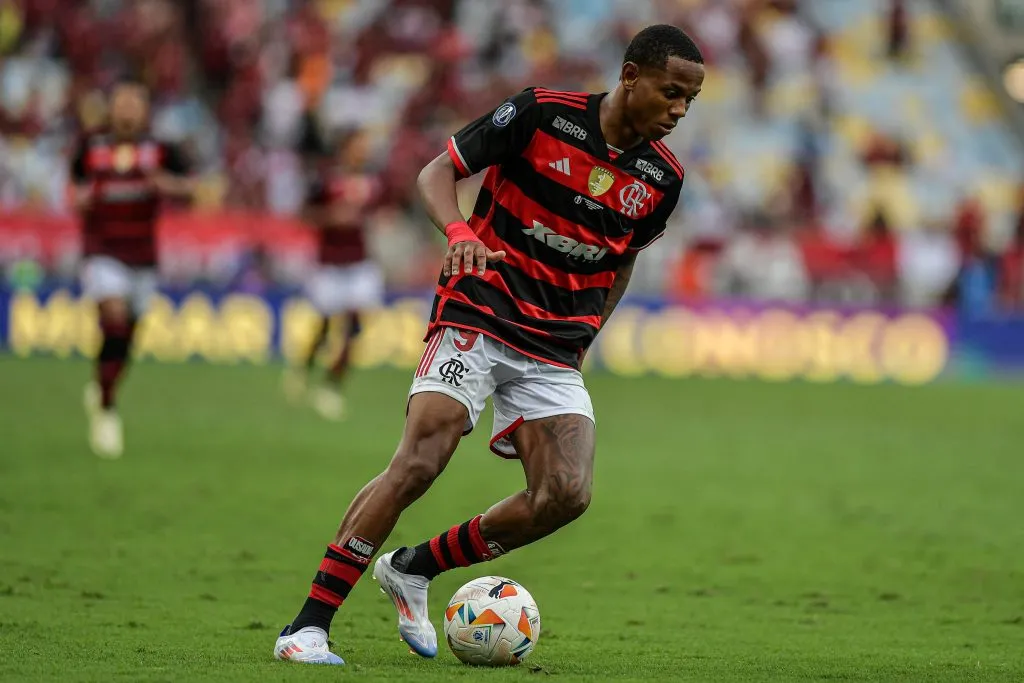 RJ – RIO DE JANEIRO – 24/08/2024 – FINAL MUNDIAL SUB20, FLAMENGO X OLIMPYACOS – Wallace Yan jogador do Flamengo durante partida contra o Olimpyacos no estadio Maracana pelo campeonato Mundial Sub20. Foto: Thiago Ribeiro/AGIF
