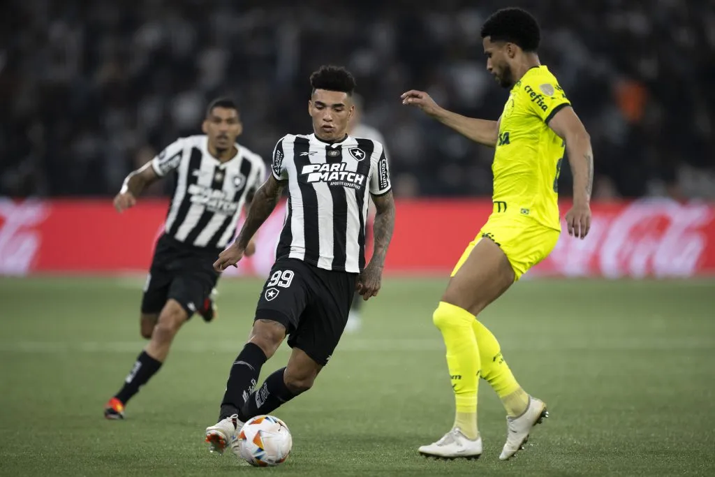 RJ – RIO DE JANEIRO – 14/08/2024 – COPA LIBERTADORES 2024, BOTAFOGO X PALMEIRAS – Igor Jesus jogador do Botafogo durante partida contra o Palmeiras no estadio Engenhao pelo campeonato Copa Libertadores 2024. Foto: Jorge Rodrigues/AGIF