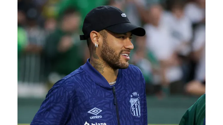 Neymar jogador do Santos durante entrada em campo partida amistosa contra o Coritiba no estadio Couto Pereira. Jogador nao foi relacionado para a partida, mas viajou com a delegacao para Curitiba. Foto: Robson Mafra/AGIF