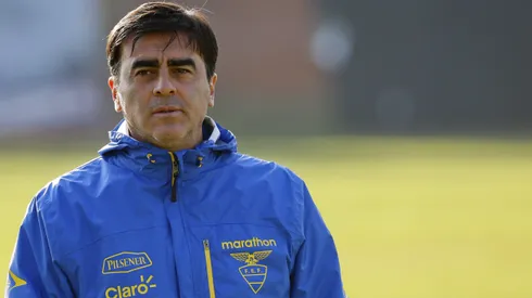 O tecnico Gustavo Quinteros durante treino do Equador no estado Monumental.