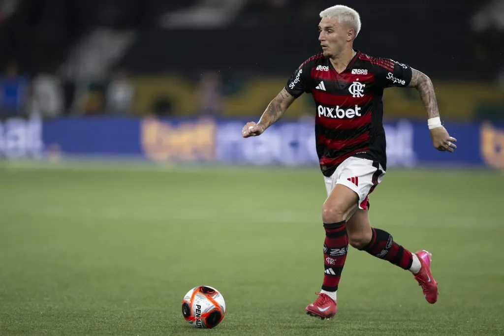 RJ – RIO DE JANEIRO – 01/03/2025 – CARIOCA 2025, VASCO X FLAMENGO – Varela jogador do Flamengo durante partida contra o Vasco no estadio Engenhao pelo campeonato Carioca 2025. Foto: Jorge Rodrigues/AGIF