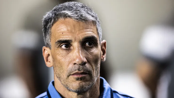 Vojvoda tecnico do Fortaleza durante partida contra o Santos no estadio Vila Belmiro pelo campeonato Brasileiro A 2023.