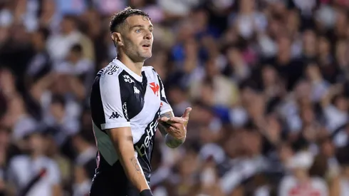 RIO DE JANEIRO, BRAZIL - MARCH 30: Pablo Vegetti of Vasco da Gama reacts during the match between Vasco Da Gama and Santos as part of Brasileirao 2025 at Sao Januario Stadium on March 30, 2025 in Rio de Janeiro, Brazil. (Photo by Buda Mendes/Getty Images)
