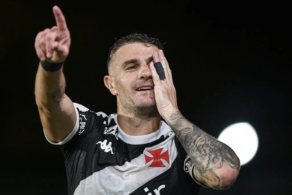 Vegetti jogador do Vasco durante partida contra o Santos no estadio Sao Januario pelo campeonato Brasileiro A 2025. Foto: Thiago Ribeiro/AGIF