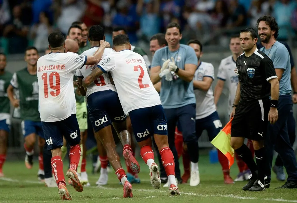 Jean Lucas jogador do Bahia comemora seu gol com jogadores do seu time durante partida contra o Internacional no estadio Fonte Nova pelo campeonato Copa Libertadores 2025. Foto: Jhony Pinho/AGIF