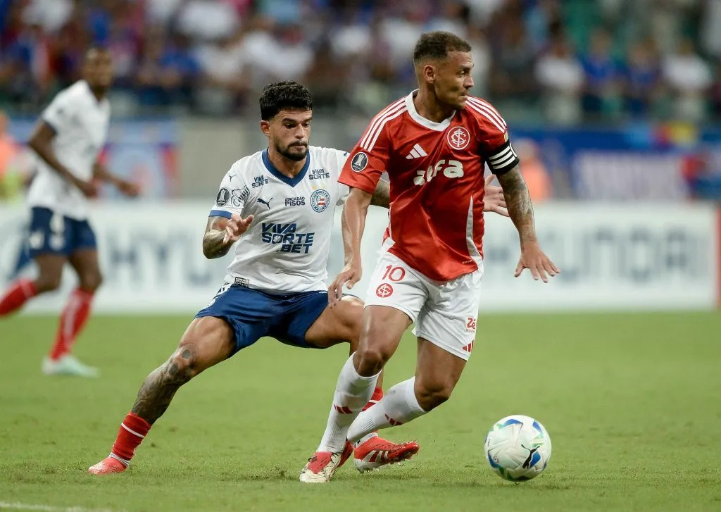 Cauly jogador do Bahia disputa lance com Alan Patrick jogador do Internacional durante partida no estadio Fonte Nova pelo campeonato Copa Libertadores 2025. Foto: Jhony Pinho/AGIF