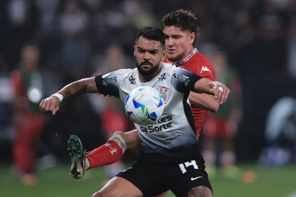 SP – SAO PAULO – 02/04/2025 – COPA SUL-AMERICANA 2025, CORINTHIANS X HURACAN – Raniele jogador do Corinthians disputa lance com Gil jogador do Huracan durante partida no estadio Arena Corinthians pelo campeonato Copa Sul-americana 2025. Foto: Ettore Chiereguini/AGIF