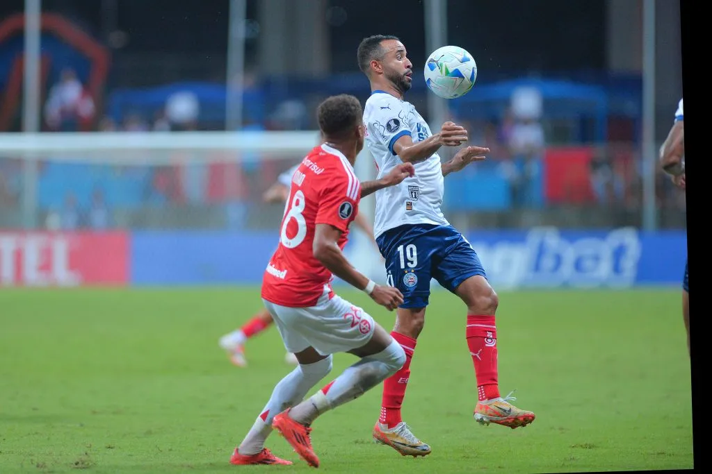 BA – SALVADOR – 03/04/2025 – COPA LIBERTADORES 2025, BAHIA X INTERNACIONAL – Caio Alexandre, jogador do Bahia disputa lance com Vitinho, jogador do Internacional durante partida no estadio Fonte Nova pelo campeonato Copa Libertadores 2025. Foto: Walmir Cirne/AGIF