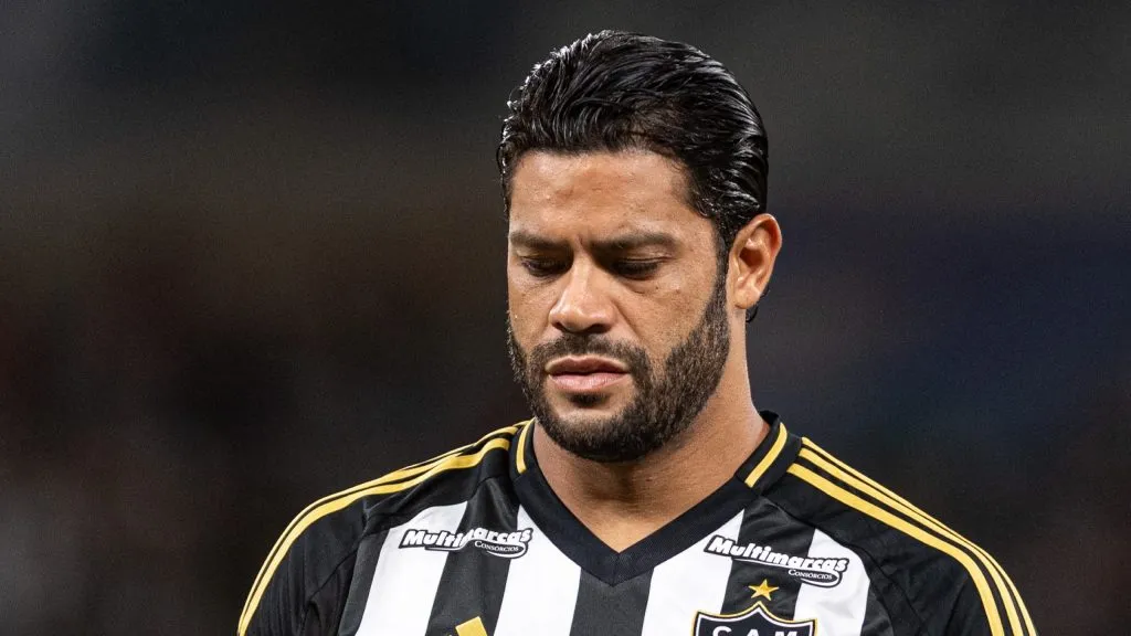 Hulk jogador do Atletico-MG durante execucao do hino nacional antes da partida contra o Athletic Club no estadio Mineirao pelo campeonato Mineiro 2025. Foto: Alessandra Torres/AGIF
