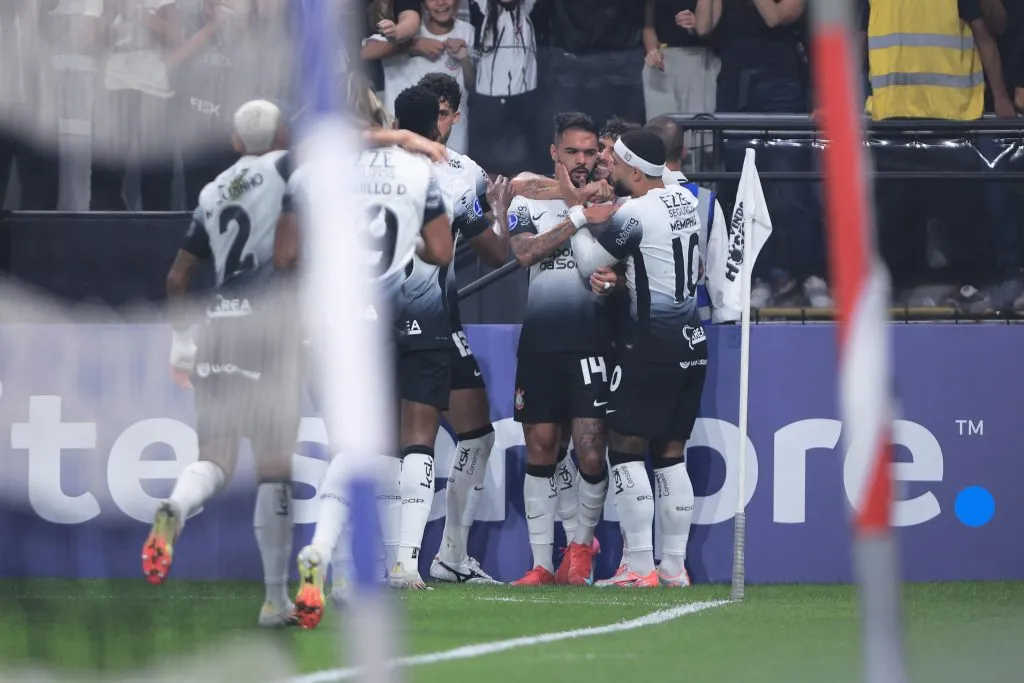Raniele jogador do Corinthians comemora seu gol durante partida contra o Huracan no estadio Arena Corinthians pelo campeonato Copa Sul-americana 2025. Foto: Ettore Chiereguini/AGIF