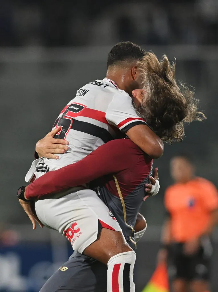 CORDOBA, ARGENTINA – APRIL 02: Alisson of Sao Paulo celebrates with Luis Zubeldía, Head Coach of Sao Paulo, after scoring the team’s second goal during the Copa CONMEBOL Libertadores 2025 Group D match between Talleres and Sao Paulo  at Mario Alberto Kempes Stadium on April 02, 2025 in Cordoba, Argentina. (Photo by Hernan Cortez/Getty Images)