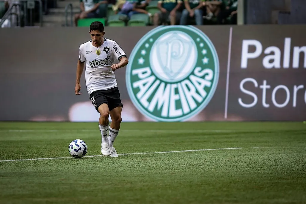 SP – SAO PAULO – 30/03/2025 – BRASILEIRO A 2025, PALMEIRAS X BOTAFOGO –  Savarino jogador do Botafogo durante partida contra o Palmeiras no estadio Arena Allianz Parque pelo campeonato Brasileiro A 2025. Foto: Fabio Giannelli/AGIF