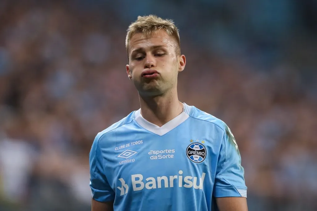 RS – PORTO ALEGRE – 22/07/2023 – BRASILEIRO A 2023, GREMIO X ATLETICO-MG – Ronald jogador do Gremio deixa o campo apos partida contra o Atletico-MG no estadio Arena do Gremio pelo campeonato Brasileiro A 2023. Foto: Pedro H. Tesch/AGIF