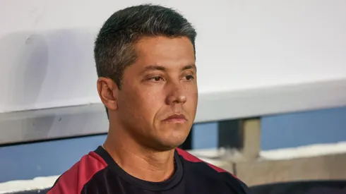 Thiago Carpini tecnico do Vitoria durante partida contra o Juventude no estadio Alfredo Jaconi pelo campeonato Brasileiro A 2025. Foto: Luiz Erbes/AGIF