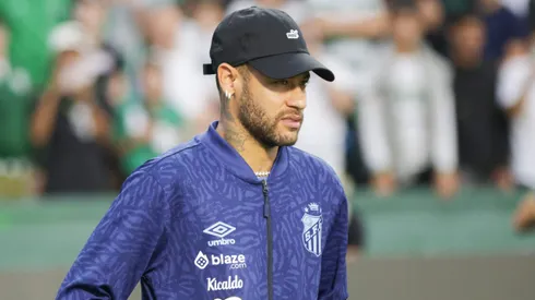 Neymar jogador do Santos durante entrada em campo da equipe para aquecimento antes de partida amistosa contra o Coritiba no estadio Couto Pereira. Jogador nao foi relacionado para a partida, mas viajou com a delegacao para Curitiba. Foto: Robson Mafra/AGIF
