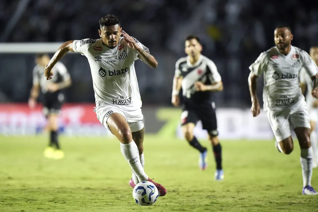 Tiquinho Soares jogador do Santos durante partida contra o Vasco no estadio Sao Januario pelo campeonato Brasileiro A 2025. Foto: Alexandre Loureiro/AGIF