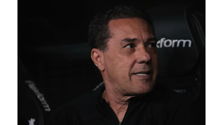 Luxemburgo em confronto entre Corinthians e Grêmio no Campeonato Brasileiro de 2023.