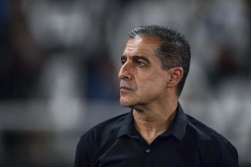 Renato Paiva durante partida contra o Juventude no Campeonato Brasileiro de 2025. Foto: Thiago Ribeiro/AGIF
