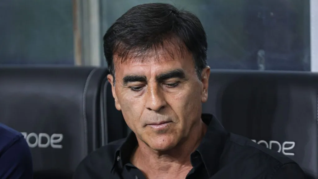Gustavo Quinteros em partida comandando o Grêmio. Foto: Maxi Franzoi/AGIF