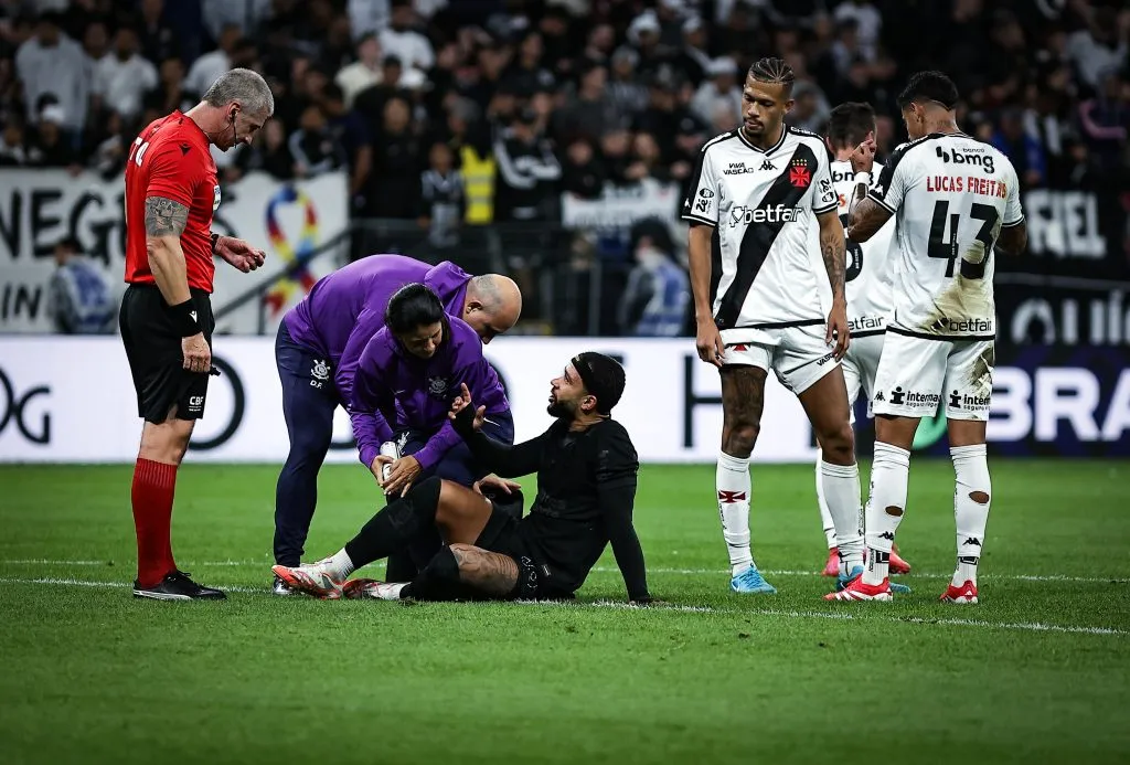 SP – SAO PAULO – 05/04/2025 – BRASILEIRO A 2025, CORINTHIANS X VASCO – Memphis Depay jogador do Corinthians reclama com a arbitragem durante partida contra o Vasco no estadio Arena Corinthians pelo campeonato Brasileiro A 2025. Foto: Fabio Giannelli/AGIF