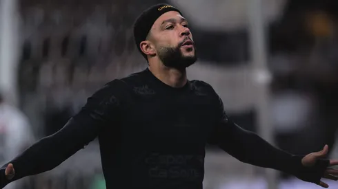 Memphis Depay durante confronto contra o Vasco no Brasileirão 2025.