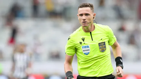 O árbitro Ramon Abatti Abel durante partida entre Atlético-MG e São Paulo no estádio Mineirão pelo campeonato Brasileiro A 2025. Foto: Gilson Lobo/AGIF