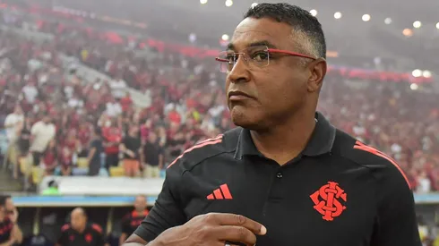 Roger Machado durante confronto contra o Flamengo no Brasileirão de 2025.
