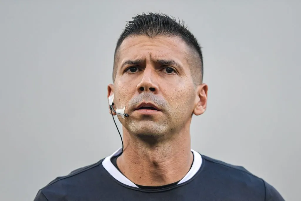 RJ – RIO DE JANEIRO – 01/03/2025 – CARIOCA 2025, VASCO X FLAMENGO – O arbitro Bruno Arleu de Araujo durante partida entre Vasco e Flamengo no estadio Engenhao pelo campeonato Carioca 2025. Foto: Thiago Ribeiro/AGIF