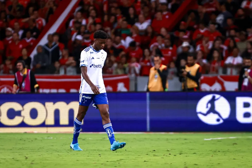 SP – PORTO ALEGRE – 06/04/2025 – BRASILEIRO A 2025, INTERNACIONAL X CRUZEIRO – Jonathan Jesus jogador do Cruzeiro recebe cartao vermelho do arbitro durante partida contra o Internacional no estadio Beira-Rio pelo campeonato Brasileiro A 2025. Foto: Maxi Franzoi/AGIF