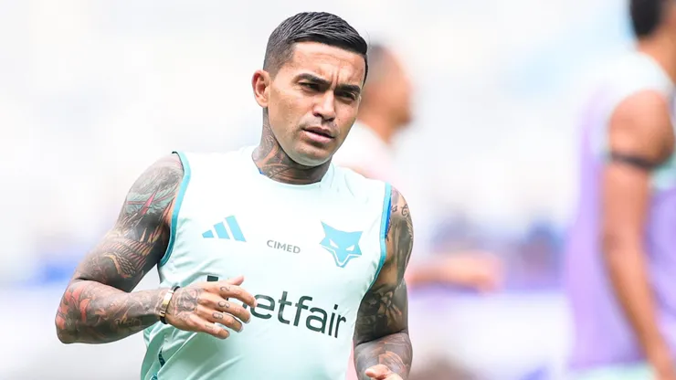Dudu jogador do Cruzeiro durante aquecimento antes da partida contra o Betim no estadio Mineirao pelo campeonato Mineiro 2025.