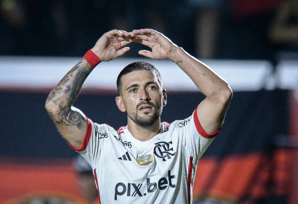 BA – SALVADOR – 06/04/2025 – BRASILEIRO A 2025, VITORIA X FLAMENGO – Arrascaeta jogador do Flamengo comemora seu gol durante partida contra o Vitoria no estadio Barradao pelo campeonato Brasileiro A 2025. Foto: Jhony Pinho/AGIF