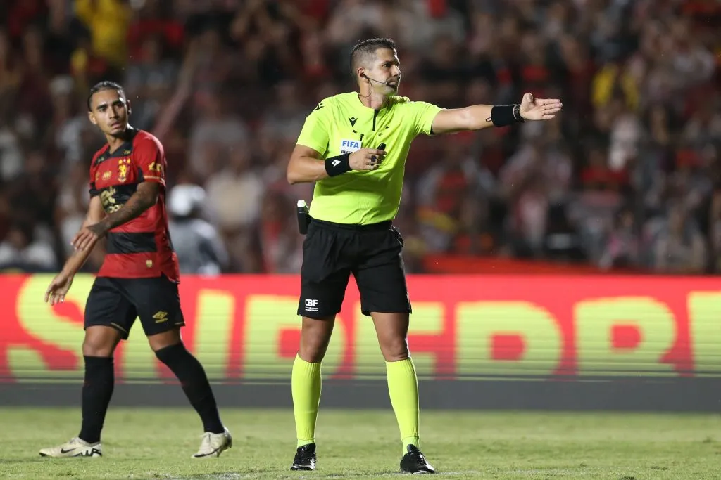 PE – RECIFE – 06/04/2025 – BRASILEIRO A 2025, SPORT X PALMEIRAS – Bruno Arleu de Araujo Arbitro da partida entre Sport e Palmeiras na Ilha do Retiro em Recife (PE), pelo campeonato brasileiro A 2025. Foto: Marlon Costa/AGIF