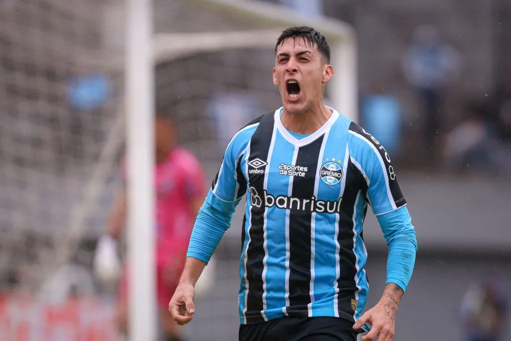 RS – CAXIAS DO SUL – 14/07/2024 – COPA DO BRASIL 2024, GREMIO X OPERARIO – Pavon jogador do Gremio comemora seu gol durante partida contra o Operario no estadio Francisco Stedile pelo campeonato Copa Do Brasil 2024. Foto: Maxi Franzoi/AGIF