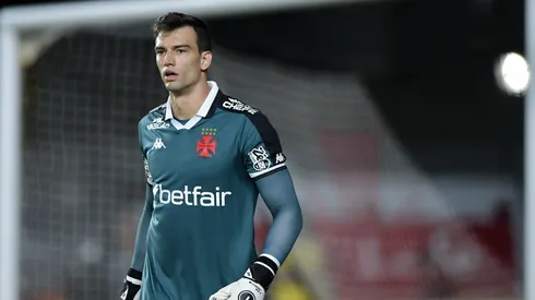 Léo Jardim goleiro do Vasco durante partida contra o Santos no estádio São Januário pelo campeonato Brasileiro A 2025. Foto: Thiago Ribeiro/AGIF